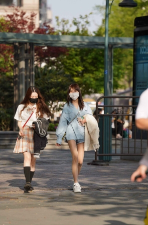 街拍热牛小妹