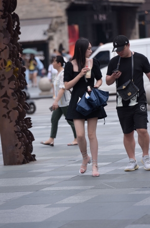 黑色连衣裙美女