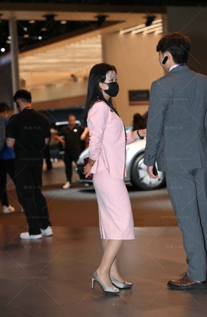 粉色裙韵味丝腿汽车销售顾问