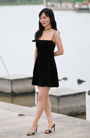 241026-30=55√美腿凉拖小姐姐 12P