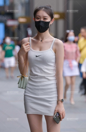 夏日包臀裙美眉