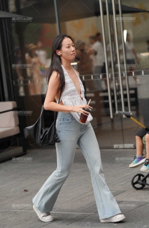 微风吹过露背系带