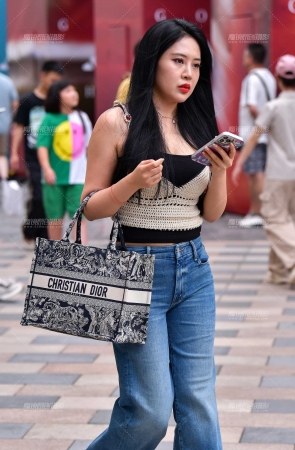 &吊带牛仔裤美女