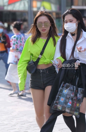 街拍热牛长腿小姐姐