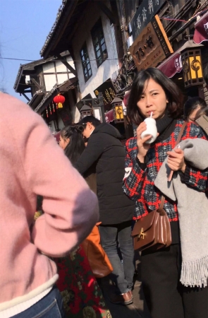紧身蓝色牛仔裤美眉