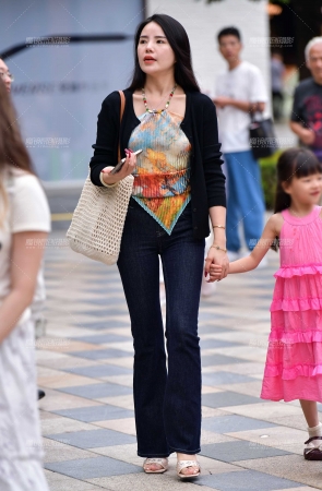 &红美甲辣妈牛仔裤美女