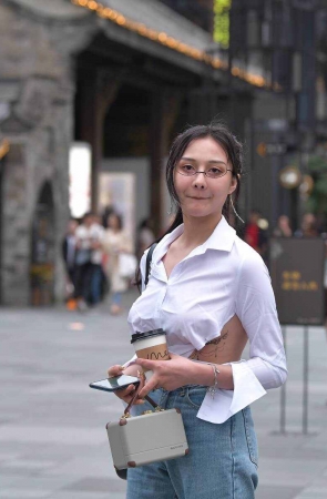 白衬衫、牛仔裤美眉