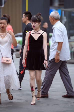 黑色吊带高跟鞋