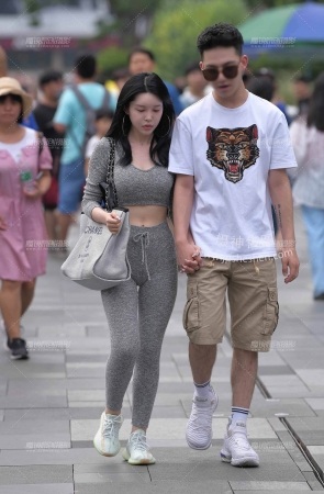 9817-9+58√爱穿紧身裤的女友 18P