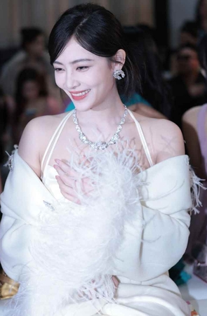 优雅白裙 [96P-944MB]