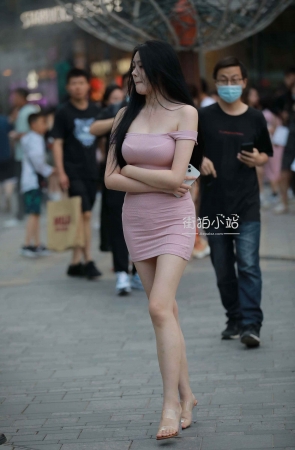 街拍粉色超短包臀裙美女