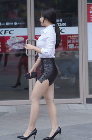 紧俏的制服皮裙女孩