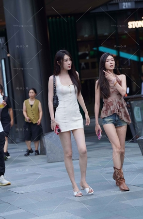 街拍白短裙苗条长腿美女