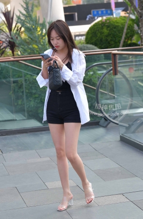 23519-3=111√清秀美腿女生【套图➕4k视频】 15P
