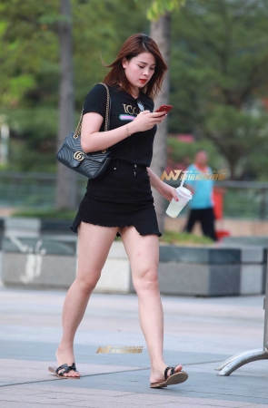 短裙，裸腿，十块钱的拖鞋