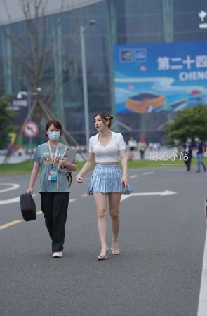 淡蓝色短裙大长腿姐姐~