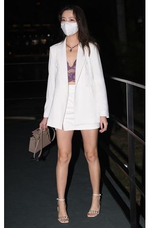 白色小西服美女(88P)