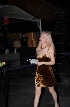 夜拍白皙性感吊带裙美女