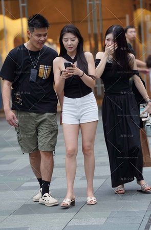 白热裤美腿美眉