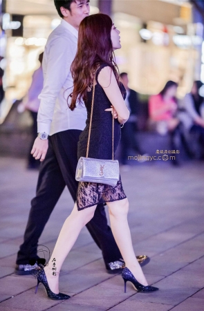 紧绷裙子显魔鬼身材{2017-5-13-10P}