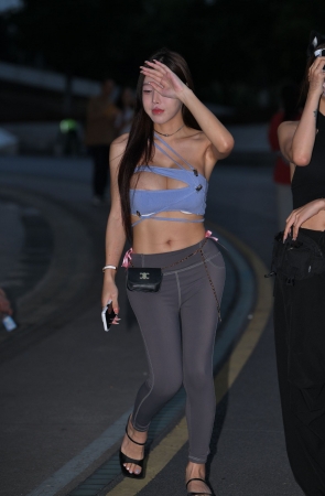 美丽丰腴紧身裤美女 24-06-16