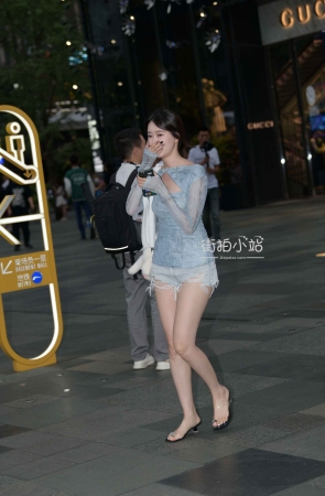 夜拍热裤美腿小姐姐