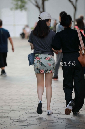 鸭舌帽女孩