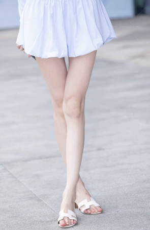 LB474-82P成都车展-百万网红小雪花（SNH48刘晨雪）的纤细美腿