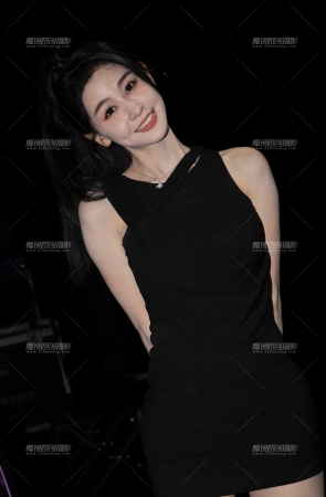 黑色连衣短裙 俏皮