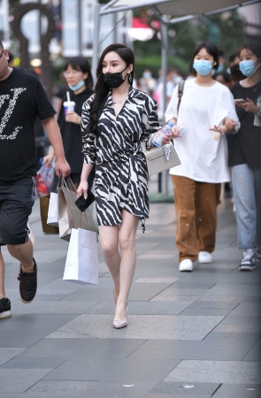 街拍戴口罩的美女