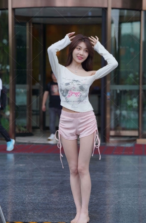 可爱的粉色热裤小仙女