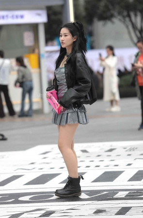 街拍短裙妹子