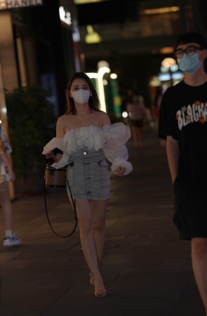 戴口罩的牛仔裙小姐姐
