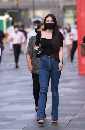 紧牛高跟美女