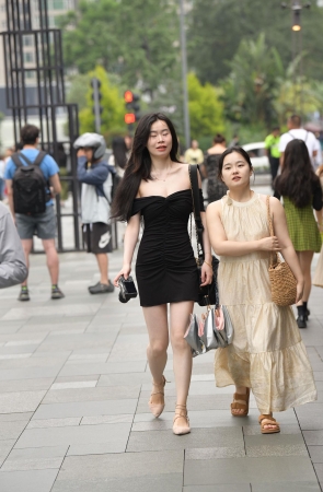 白皙低胸抹胸裙小姐姐