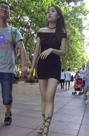 高贵气质短裙美腿街拍美女