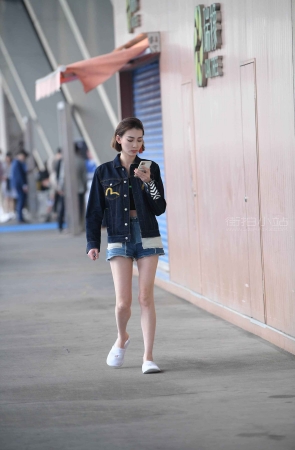短发女孩