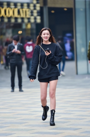 活力四舍的甜美小姐姐