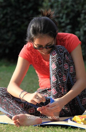 清秀女生，对着镜头把自己的漂亮脚趾一一上色 1