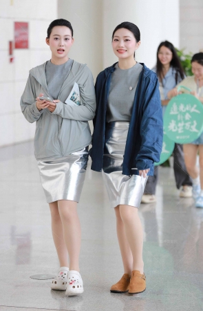 偶遇华为两位肉丝礼仪