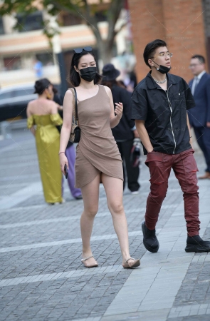 街拍平底鞋美腿美眉