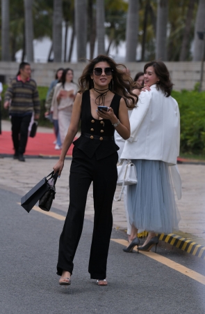 黑色开叉长裤MM