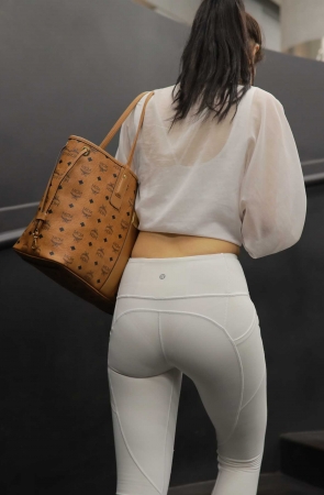 白色瑜伽裤女孩