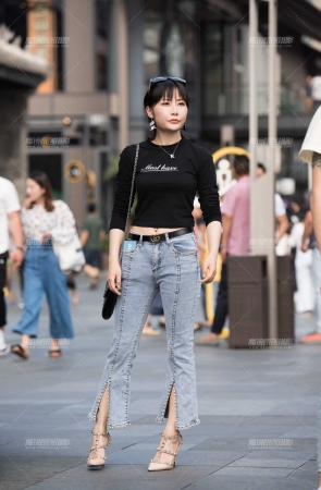 在聊天的小姐姐
