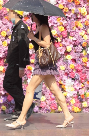 短裙街拍高跟少妇
