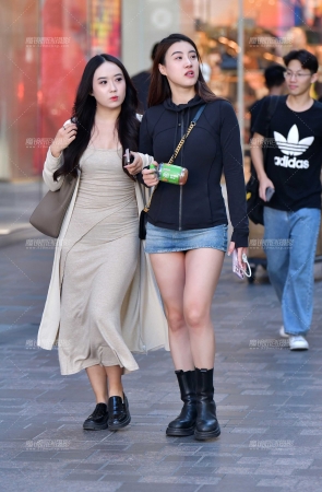 &牛仔超短裙美女