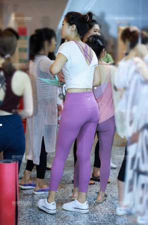 &高挑瑜伽美女&