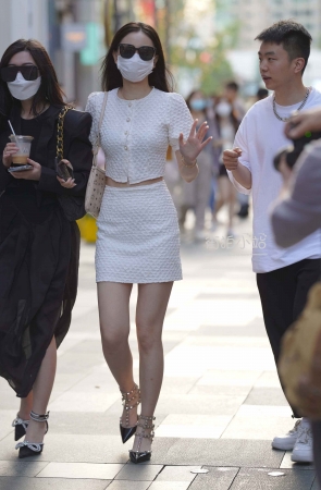 白裙美姐