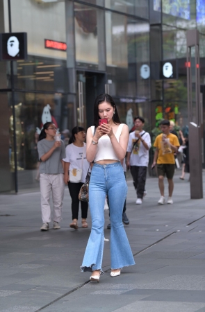 紧身牛仔喇叭裤小姐姐