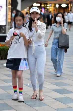 &漫步瑜伽裤美女&